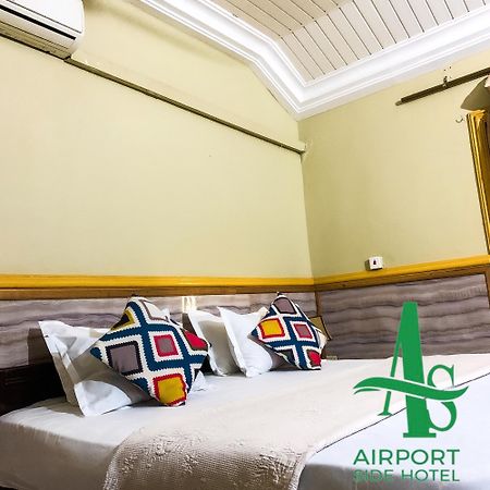 Airport Side Hotel Акра Екстериор снимка