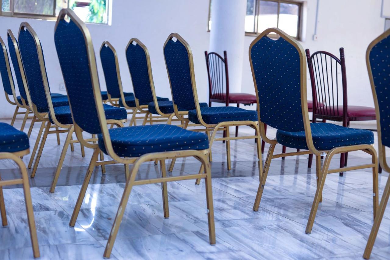 Airport Side Hotel Акра Екстериор снимка