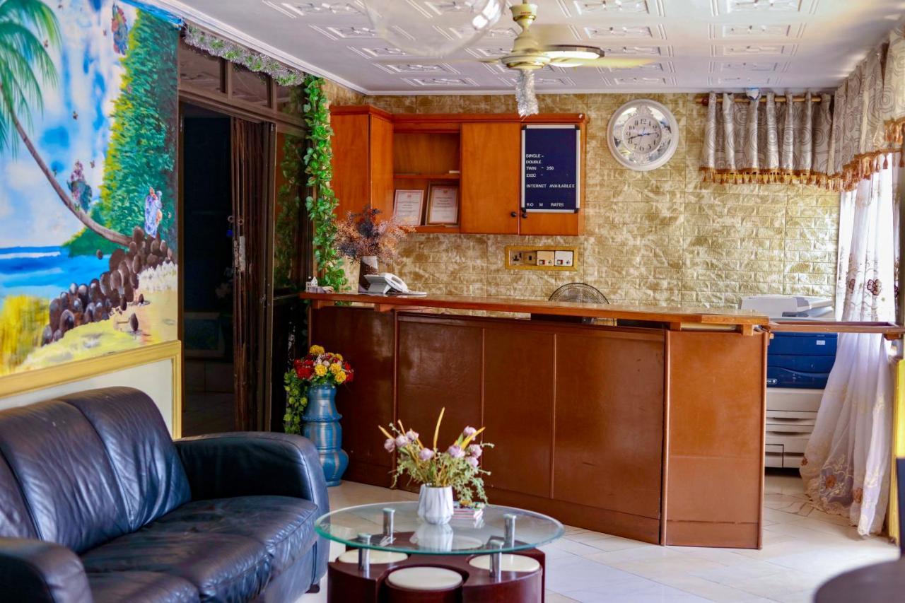 Airport Side Hotel Акра Екстериор снимка