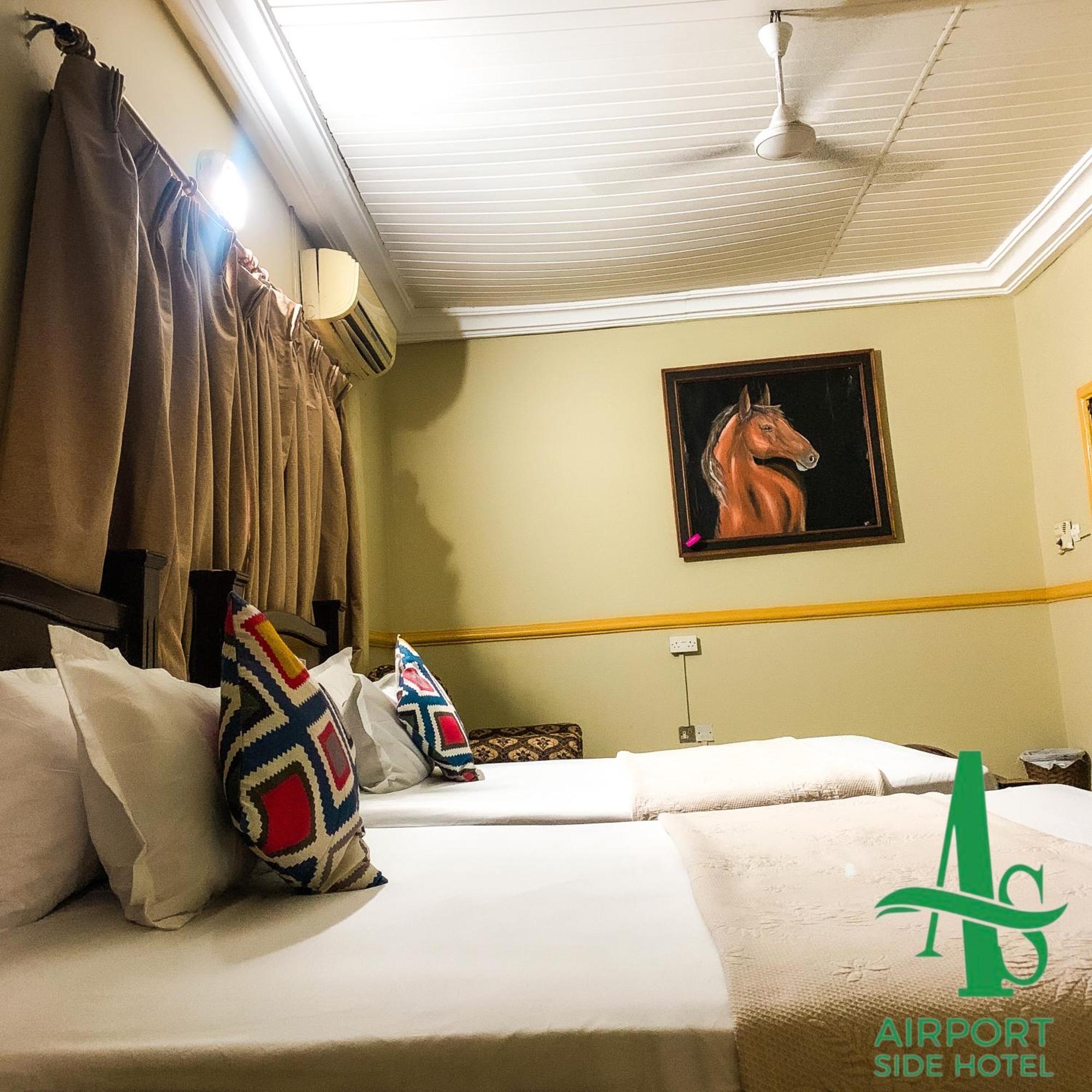 Airport Side Hotel Акра Екстериор снимка